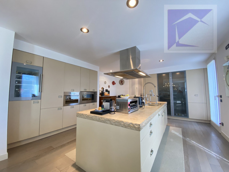 Immersa nella quiete della campagna, a soli 3 minuti dal centro di Santa Giustina in Colle, propo...