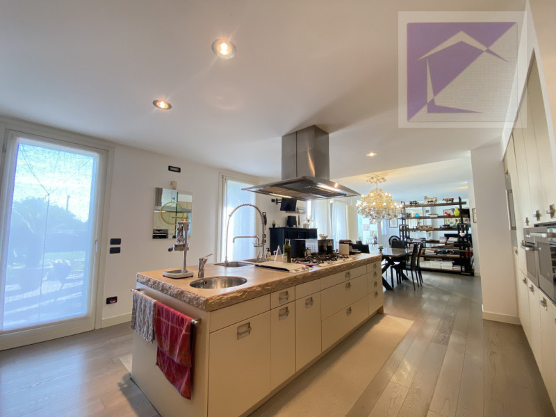 Immersa nella quiete della campagna, a soli 3 minuti dal centro di Santa Giustina in Colle, propo...