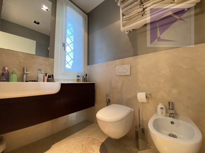 Immersa nella quiete della campagna, a soli 3 minuti dal centro di Santa Giustina in Colle, propo...