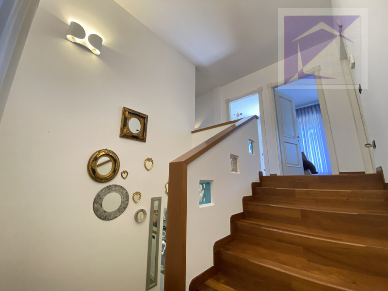 Immersa nella quiete della campagna, a soli 3 minuti dal centro di Santa Giustina in Colle, propo...