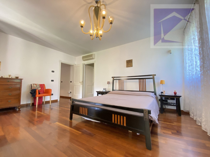 Immersa nella quiete della campagna, a soli 3 minuti dal centro di Santa Giustina in Colle, propo...