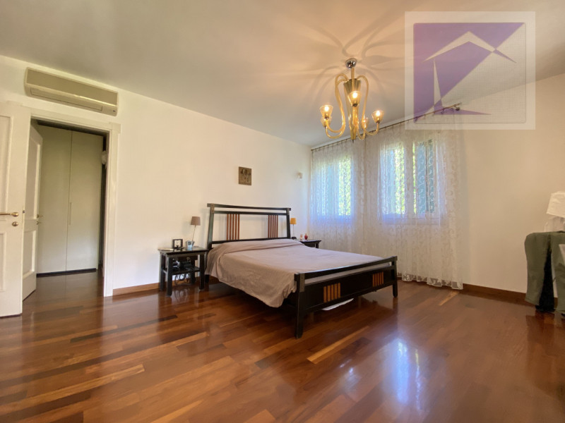 Immersa nella quiete della campagna, a soli 3 minuti dal centro di Santa Giustina in Colle, propo...