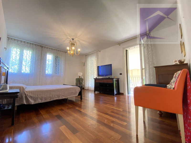 Immersa nella quiete della campagna, a soli 3 minuti dal centro di Santa Giustina in Colle, propo...