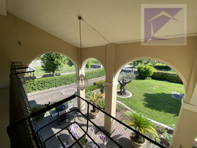 Immersa nella quiete della campagna, a soli 3 minuti dal centro di Santa Giustina in Colle, propo...