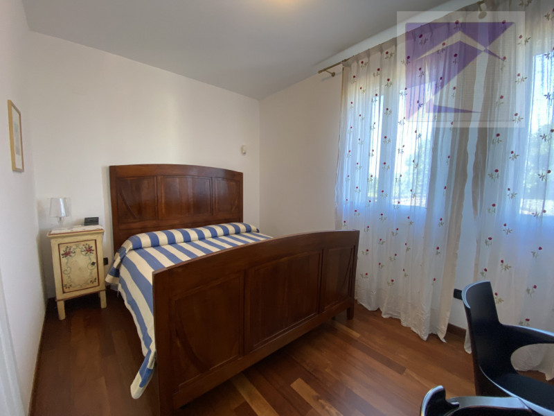 Immersa nella quiete della campagna, a soli 3 minuti dal centro di Santa Giustina in Colle, propo...