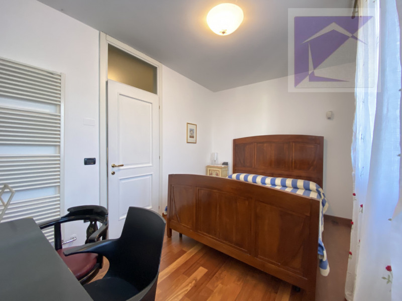 Immersa nella quiete della campagna, a soli 3 minuti dal centro di Santa Giustina in Colle, propo...