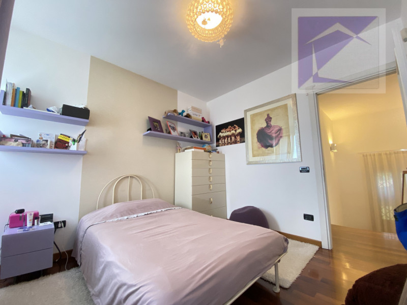 Immersa nella quiete della campagna, a soli 3 minuti dal centro di Santa Giustina in Colle, propo...