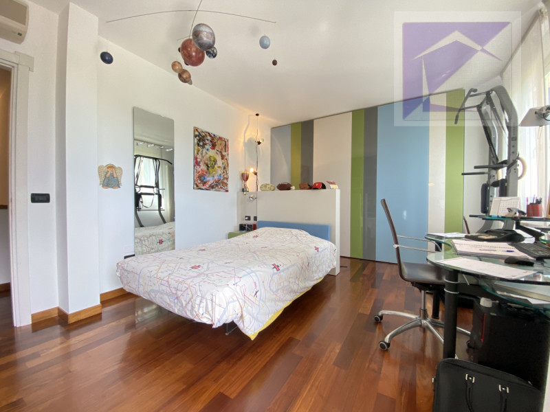 Immersa nella quiete della campagna, a soli 3 minuti dal centro di Santa Giustina in Colle, propo...