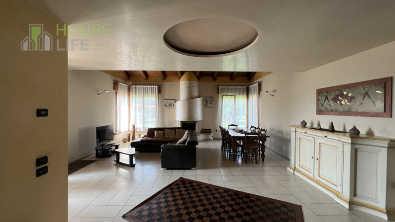 VERONA-MINERBE: Z.I. Capannone artigianale di 3.830 mq, suddivisa in un piano terra di 2.200 mq e...