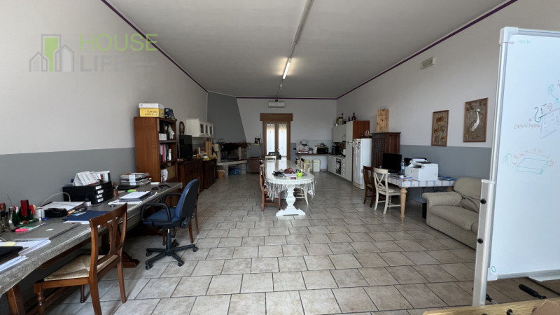 VERONA-MINERBE: Z.I. Capannone artigianale di 3.830 mq, suddivisa in un piano terra di 2.200 mq e...