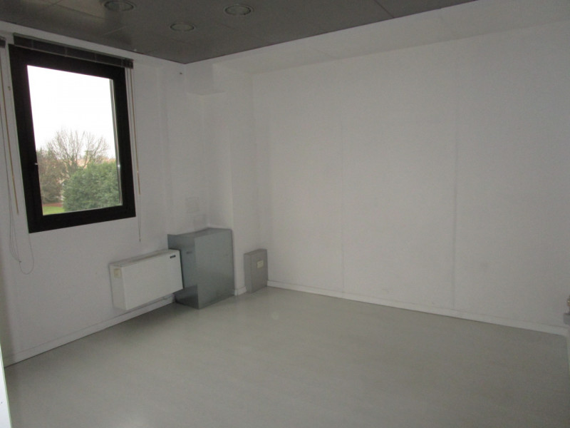 Peraga di Vigonza, locasi porzione di capannone di circa 320 mq. inclusi alcuni uffici. Primo pia...