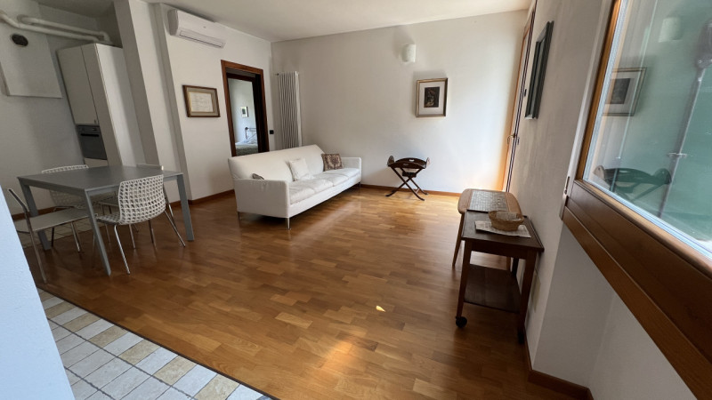 SCHIO – Centro: in zona residenziale centrale, comoda a tutti i servizi, appartamento TRICAMERE s...