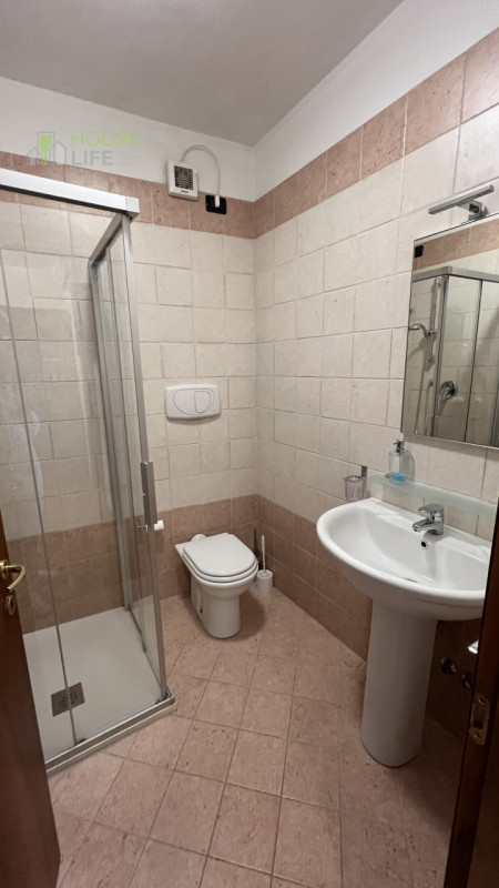 SCHIO – Centro: in zona residenziale centrale, comoda a tutti i servizi, appartamento TRICAMERE s...