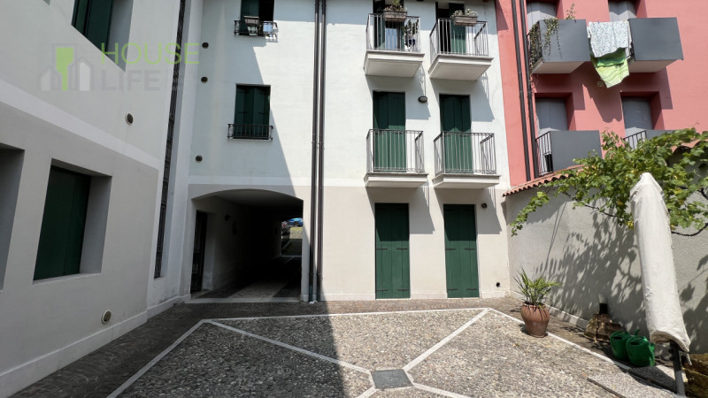 SCHIO – Centro: in zona residenziale centrale, comoda a tutti i servizi, appartamento TRICAMERE s...