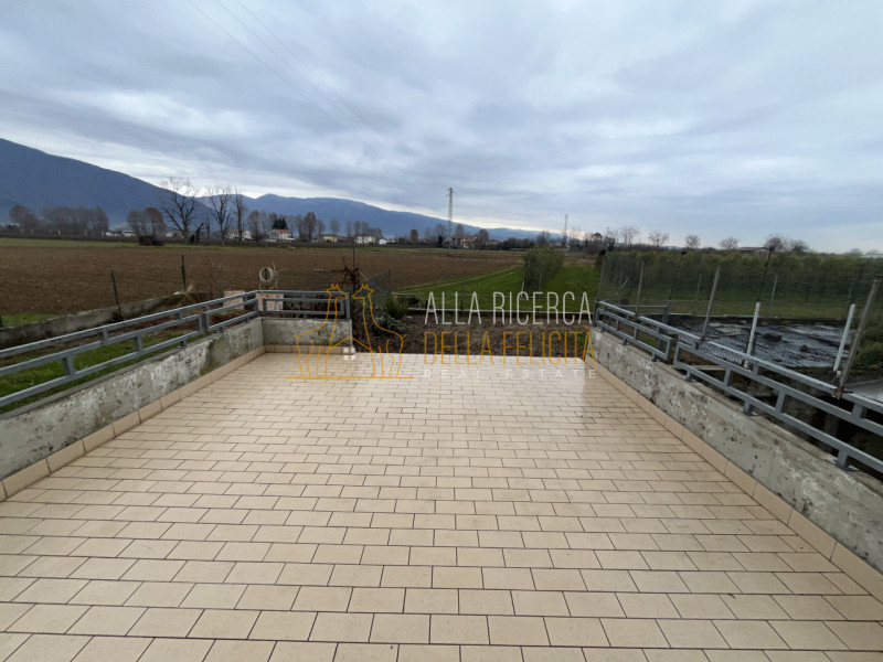 SCHIO - Giavenale: CASA A SCHIERA DI TESTA con tre camere, giardino, garage e 2 posti auto copert...