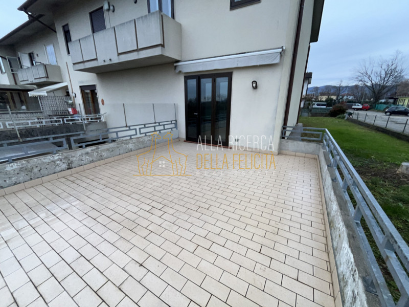 SCHIO - Giavenale: CASA A SCHIERA DI TESTA con tre camere, giardino, garage e 2 posti auto copert...