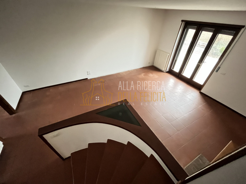 SCHIO - Giavenale: CASA A SCHIERA DI TESTA con tre camere, giardino, garage e 2 posti auto copert...