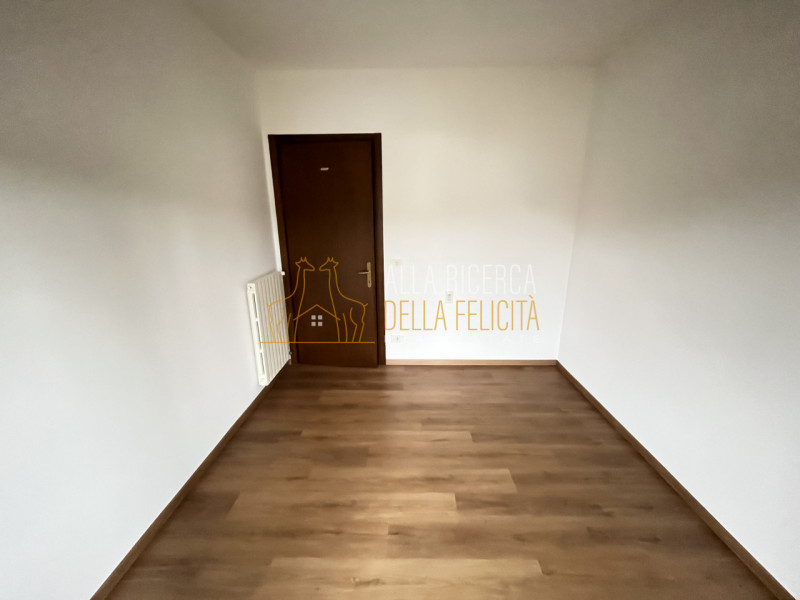 SCHIO - Giavenale: CASA A SCHIERA DI TESTA con tre camere, giardino, garage e 2 posti auto copert...