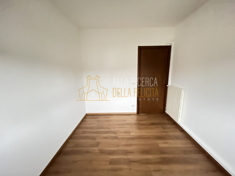 SCHIO - Giavenale: CASA A SCHIERA DI TESTA con tre camere, giardino, garage e 2 posti auto copert...