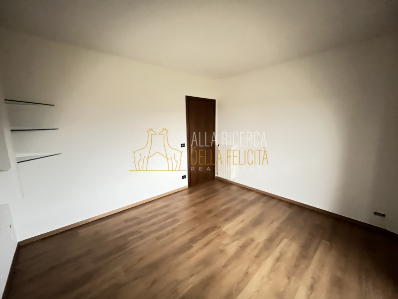 SCHIO - Giavenale: CASA A SCHIERA DI TESTA con tre camere, giardino, garage e 2 posti auto copert...