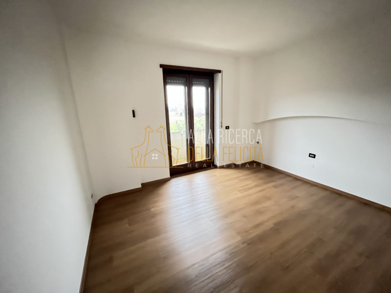 SCHIO - Giavenale: CASA A SCHIERA DI TESTA con tre camere, giardino, garage e 2 posti auto copert...