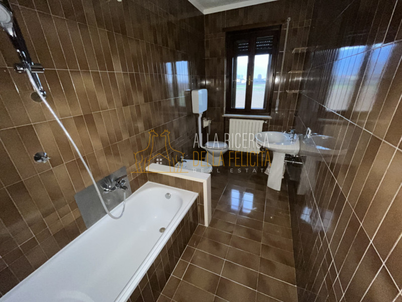 SCHIO - Giavenale: CASA A SCHIERA DI TESTA con tre camere, giardino, garage e 2 posti auto copert...