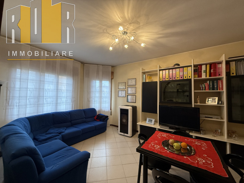 Appartamento con ingresso autonomo al piano terra ristrutturato negli anni '90, composto da ampio...