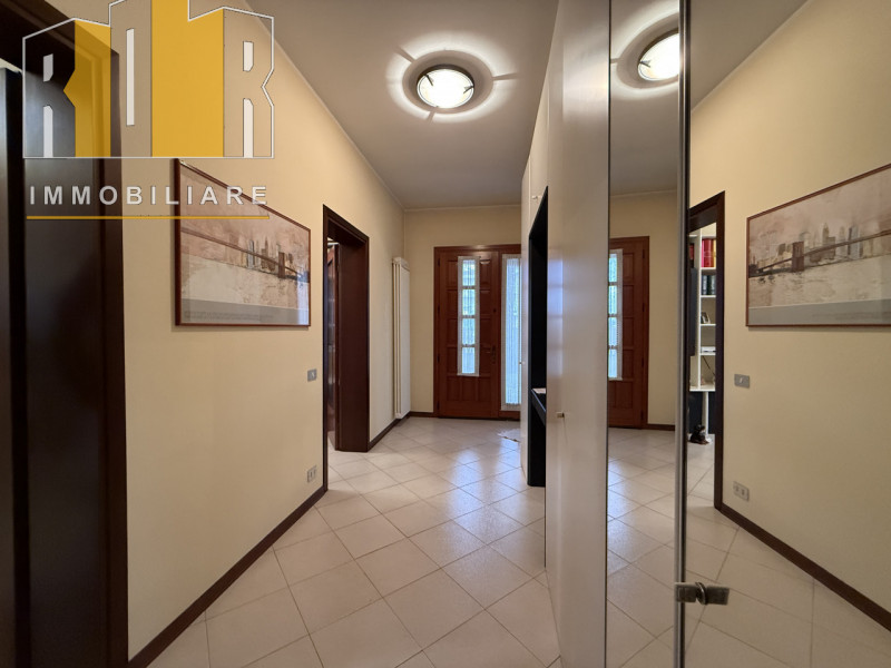 Appartamento con ingresso autonomo al piano terra ristrutturato negli anni '90, composto da ampio...