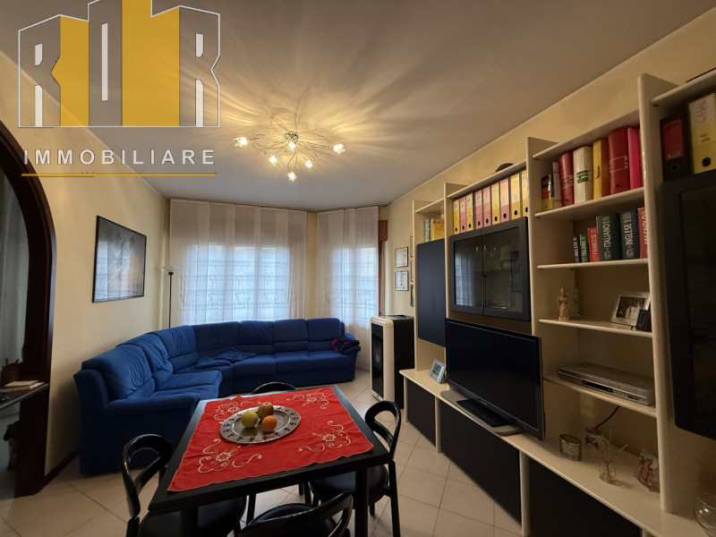 Appartamento con ingresso autonomo al piano terra ristrutturato negli anni '90, composto da ampio...