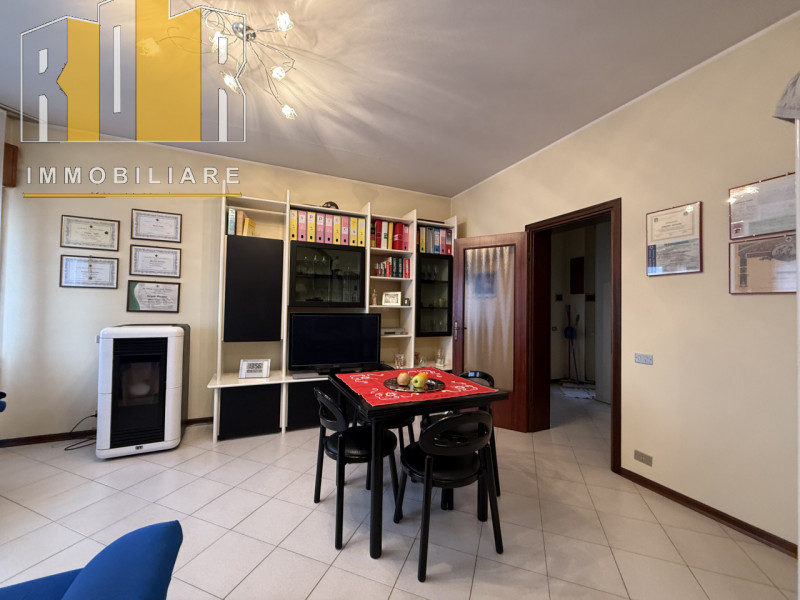 Appartamento con ingresso autonomo al piano terra ristrutturato negli anni '90, composto da ampio...