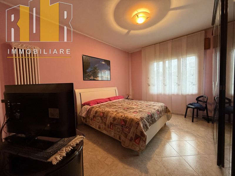 Appartamento con ingresso autonomo al piano terra ristrutturato negli anni '90, composto da ampio...