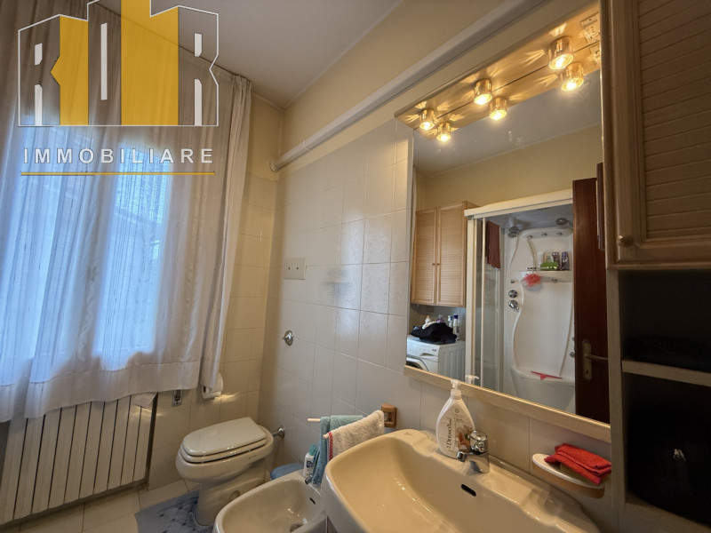 Appartamento con ingresso autonomo al piano terra ristrutturato negli anni '90, composto da ampio...