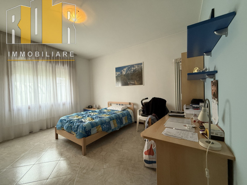 Appartamento con ingresso autonomo al piano terra ristrutturato negli anni '90, composto da ampio...