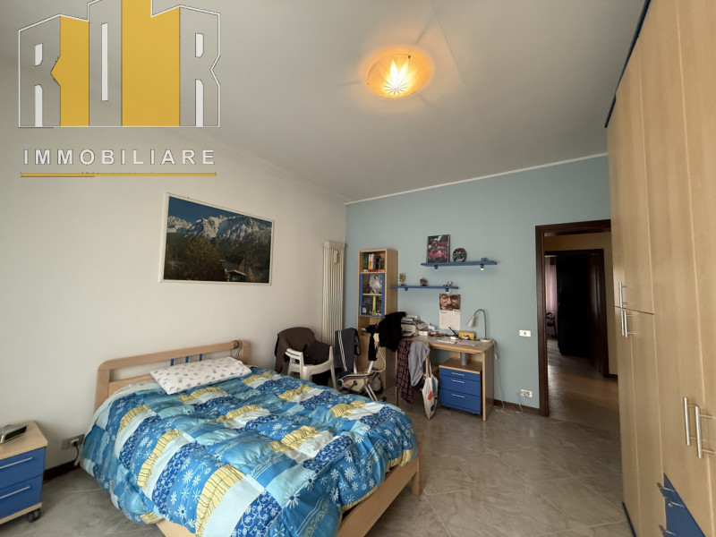 Appartamento con ingresso autonomo al piano terra ristrutturato negli anni '90, composto da ampio...