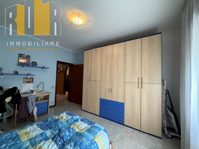 Appartamento con ingresso autonomo al piano terra ristrutturato negli anni '90, composto da ampio...