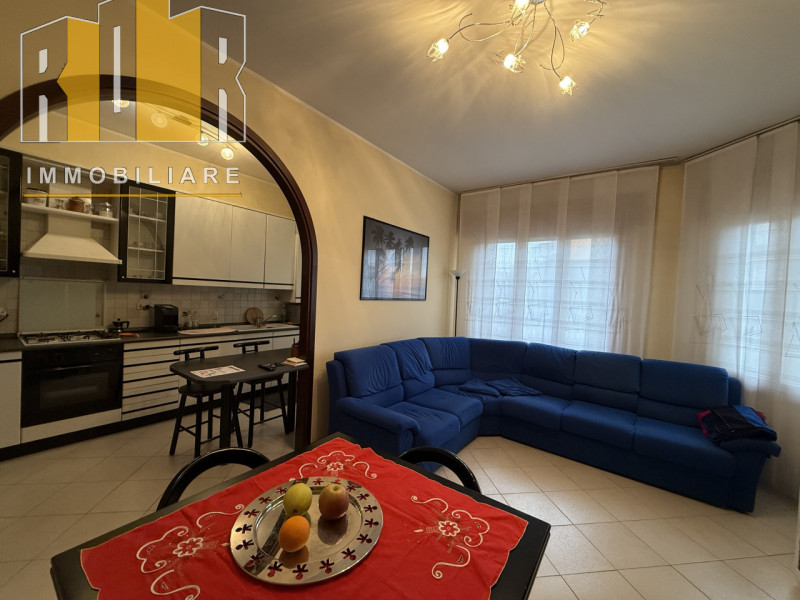 Appartamento con ingresso autonomo al piano terra ristrutturato negli anni '90, composto da ampio...