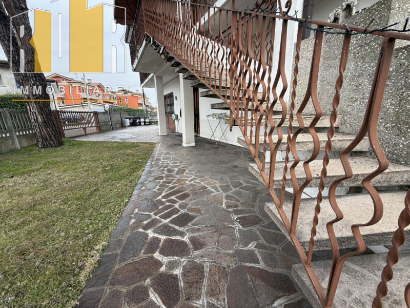 Appartamento con ingresso autonomo al piano terra ristrutturato negli anni '90, composto da ampio...