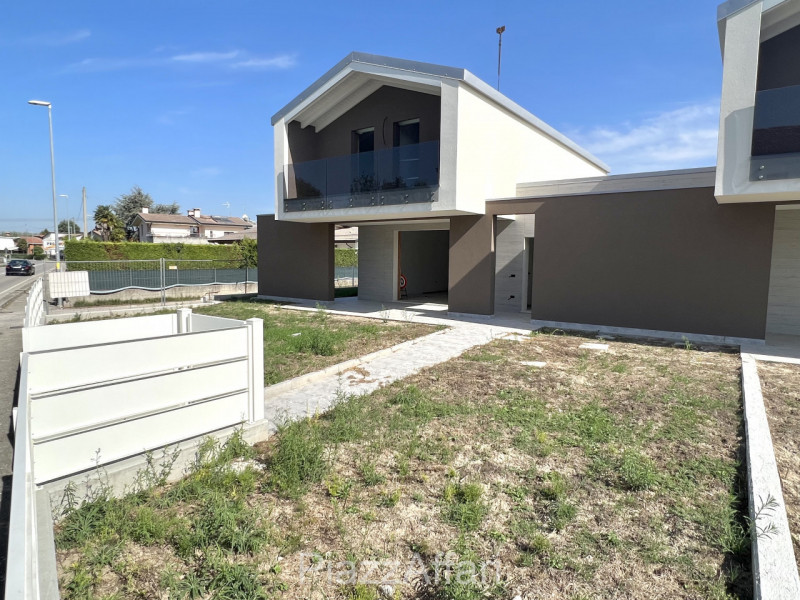 Casa singola caratterizzata dal nuovo design abitativo, di nuova generazione e realizzazione. Lib...