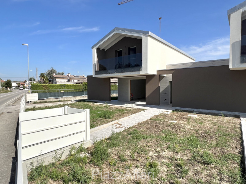 Casa singola caratterizzata dal nuovo design abitativo, di nuova generazione e realizzazione. Lib...