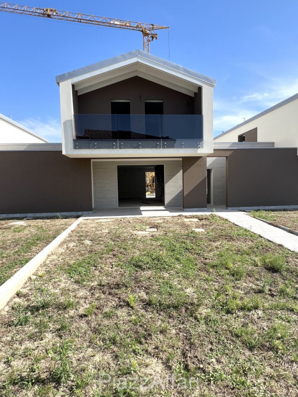 Casa singola caratterizzata dal nuovo design abitativo, di nuova generazione e realizzazione. Lib...