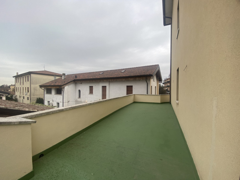 In zona centrale di Montegalda proponiamo appartamento con un ottima esposizione, arredato di cuc...