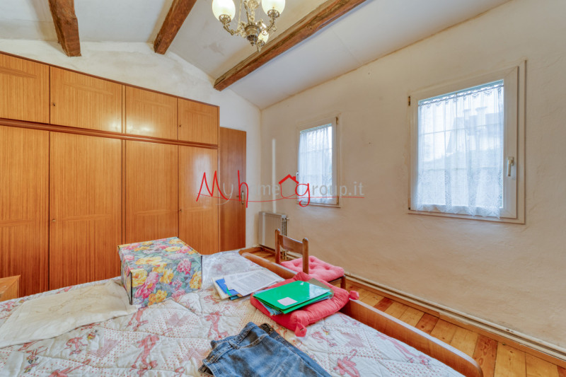 PALTANA: Porzione di Casa Accostata disposta su piano terra e primo composta di ingresso indipend...