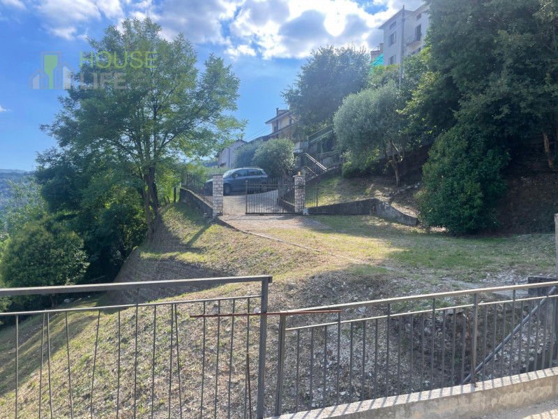 VALDAGNO: In posizione panoramica e soleggiata, ma comoda al centro, proponiamo VILLA SINGOLA al ...