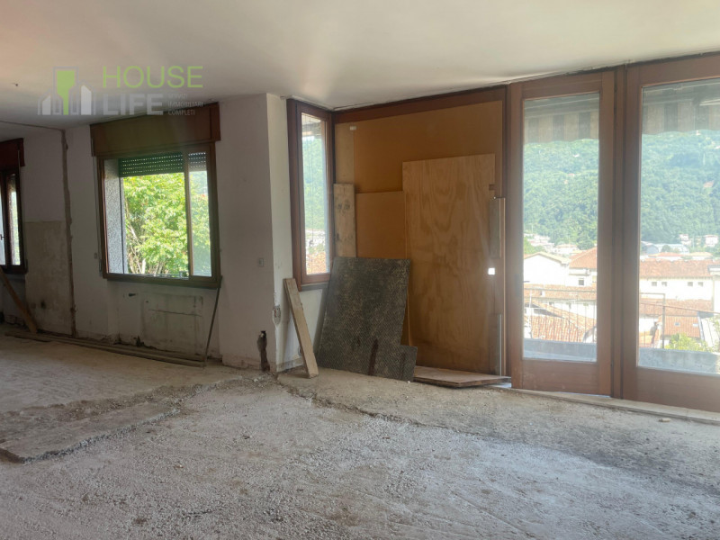 VALDAGNO: In posizione panoramica e soleggiata, ma comoda al centro, proponiamo VILLA SINGOLA al ...