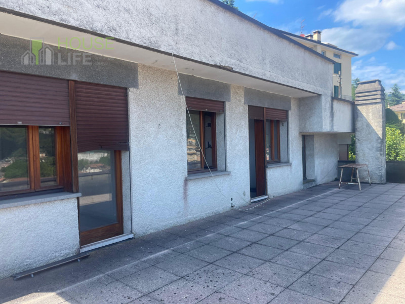 VALDAGNO: In posizione panoramica e soleggiata, ma comoda al centro, proponiamo VILLA SINGOLA al ...