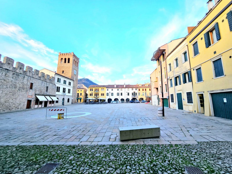 In un palazzetto storico del centro di Monselice, nella bellissima Piazza Giuseppe Mazzini, propo...