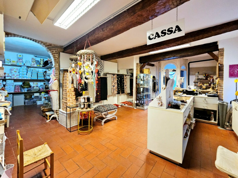 In un palazzetto storico del centro di Monselice, nella bellissima Piazza Giuseppe Mazzini, propo...