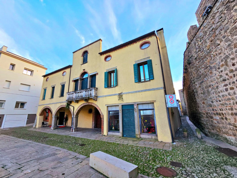 In un palazzetto storico del centro di Monselice, nella bellissima Piazza Giuseppe Mazzini, propo...