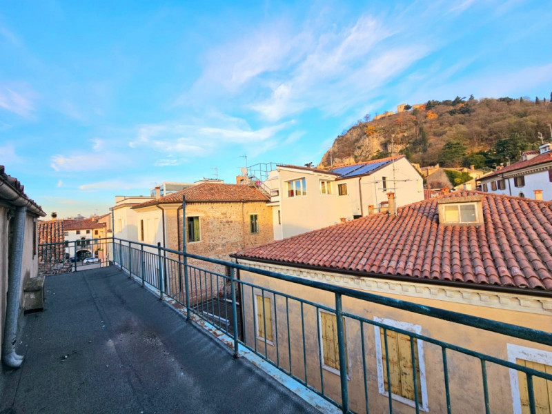 In un palazzetto storico del centro di Monselice, nella bellissima Piazza Giuseppe Mazzini, propo...