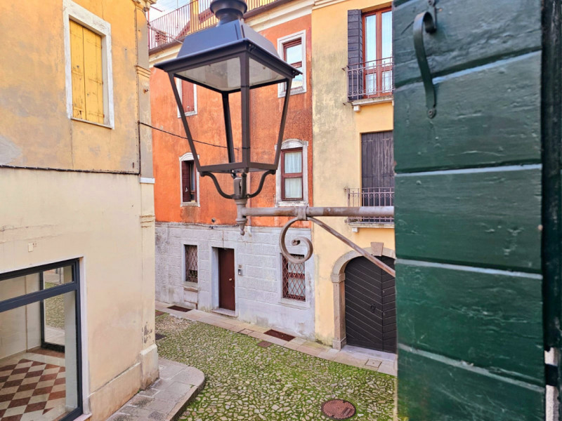 In un palazzetto storico del centro di Monselice, nella bellissima Piazza Giuseppe Mazzini, propo...